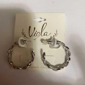 Viola chain hoops on silver post